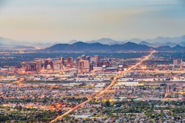 Phoenix, Arizona, ABD Alacakaranlıkta şehir manzarası