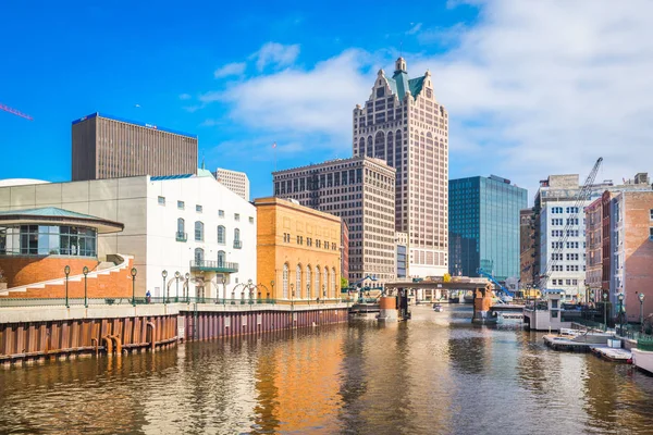 Milwaukee, Wisconsin, Verenigde Staten skyline van de stad op de Milwaukee Rive — Stockfoto