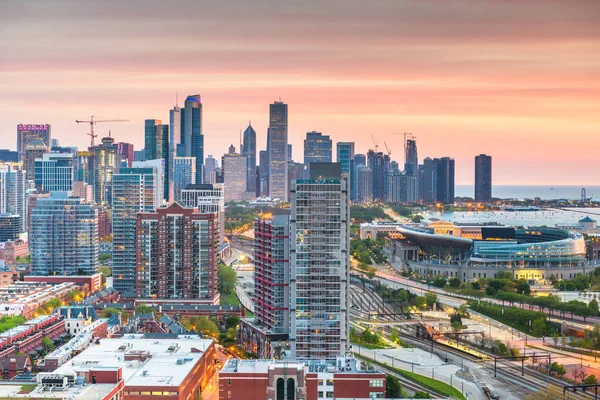 Chicago, Illinois, Estados Unidos skyline en el lago Michigan — Foto de Stock