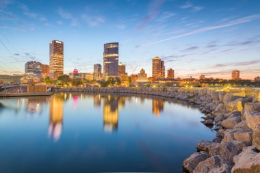 Milwaukee, Wisconsin, Amerika Birleşik Devletleri şehir silüeti Michigan Gölü üzerinde