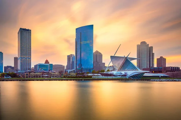 Milwaukee, Wisconsin, Estados Unidos skyline céntrico de la ciudad en el lago Michigan —  Fotos de Stock