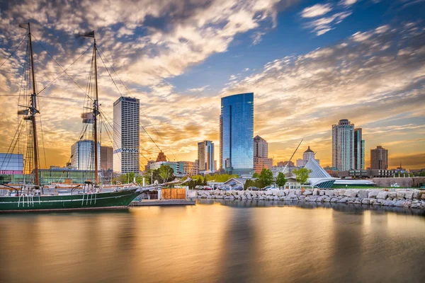 Milwaukee, Wisconsin, Estados Unidos skyline céntrico de la ciudad en el lago Michigan —  Fotos de Stock