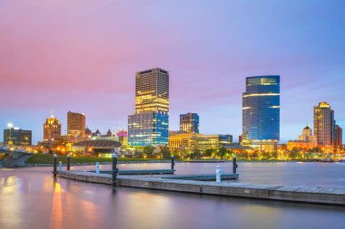 Milwaukee, Wisconsin, Amerika Birleşik Devletleri şehir silüeti Michigan Gölü üzerinde
