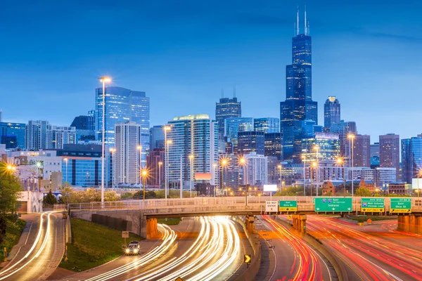 Σικάγο, Ιλλινόις, ΗΠΑ στο κέντρο της πόλης στον ορίζοντα πάνω από τους αυτοκινητόδρομους — Φωτογραφία Αρχείου