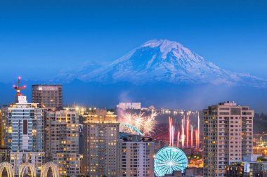 Seattle, Washington, Abd şehir silueti Ile Mt. Rainier ve bir havai fişek gösterisi aşağıda.