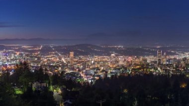 Portland, Oregon, ABD şehir merkezi. Şafak vakti Hood.