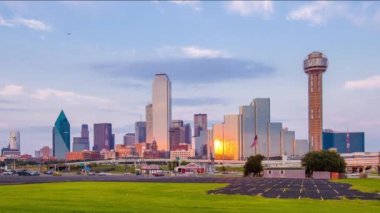 Dallas, Teksas, ABD şehir merkezinin silueti zaman atlamalı.