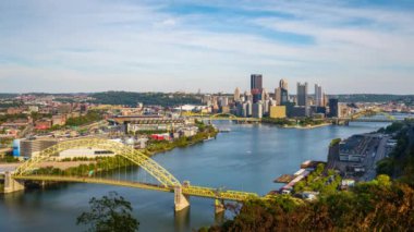 Pittsburgh, Pennsylvania, ABD şehir manzarası üç nehir üzerinde.