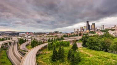 Seattle, Washington, Abd şehir merkezi şehir silueti alacakaranlıkta otoyollar üzerinde.