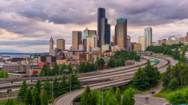Seattle, Washington, Abd şehir merkezi şehir silueti alacakaranlıkta otoyollar üzerinde.