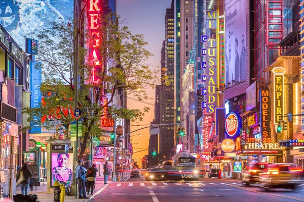 ニューヨーク市 2016年11月14日 42丁目のライトアップされた標識の下で交通が動き出す ランドマーク通りには多くの劇場 ホテル レストラン アトラクションがあります — ストック写真