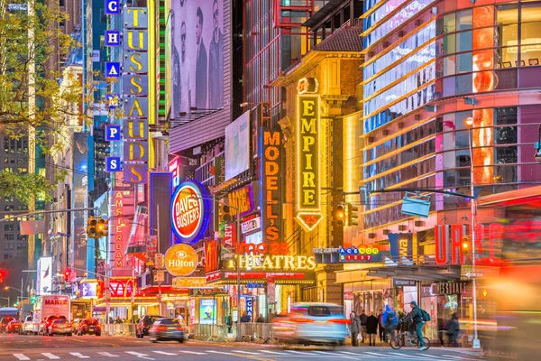2016年11月14日 交通在42街灯火通明的标志下方移动 这条具有里程碑意义的街道是众多剧院 餐馆和景点的所在地 — 图库照片
