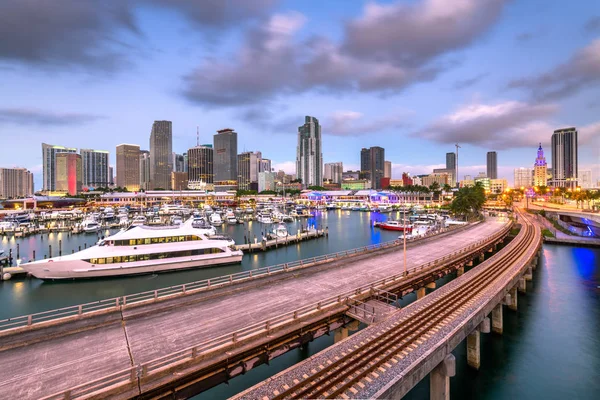 Miami, Flórida, EUA skyline centro da cidade ao entardecer . — Fotografia de Stock