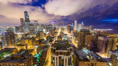 Chicago, Illinois, ABD gece şafağa hava silueti zaman atlamalı.