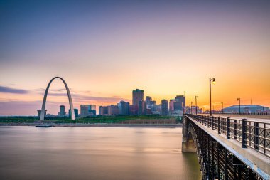 St. Louis, Missouri, Amerika Birleşik Devletleri Mississippi R üzerinde şehir manzarası