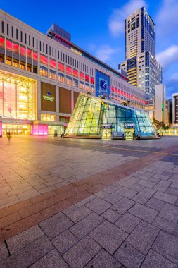 Sapporo, Japonya - 19 Ekim 2012: Sapporo istasyonu dış alacakaranlıkta. 