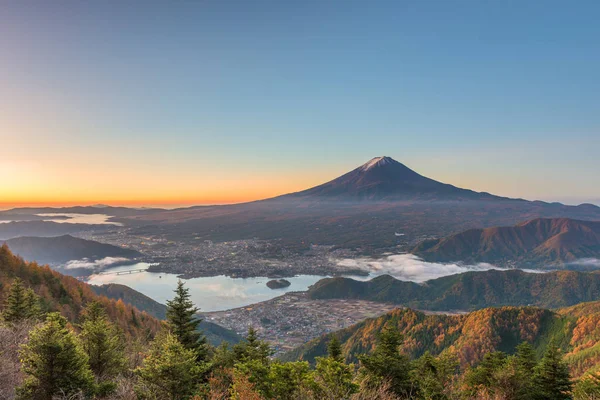 Mount. Fuji, Japani Kawaguchi järven yllä — kuvapankkivalokuva