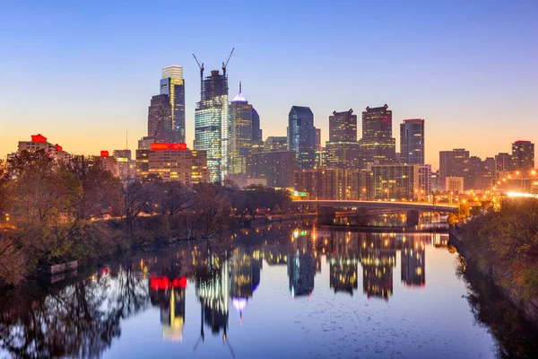 Philadelphia, Pennsylvania, Verenigde Staten rivier skyline — Stockfoto