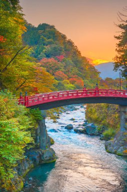 Nikko, Japonya Daiwa Nehri Shinkyo köprüsünde.