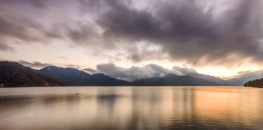 nikko, gün batımında Japonya içinde göl chuzenji.