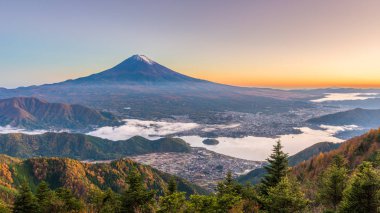 Mt. Fuji, Japonya Kawaguchi Gölü üzerinde