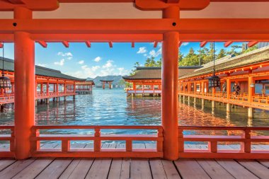 Hiroşima, Japonya - 3 Aralık 2015: Miyajima Adası'ndaki Itsukushima Tapınağı'nın açık hava salonları. Türbe ünlü yüzen torii kapısı için bilinir.