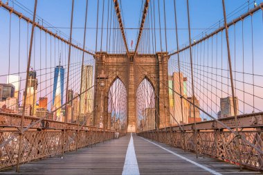 Brooklyn Köprüsü Promenade New York şehir manzarası ile.