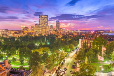 Boston, Massachusetts, ABD şehir manzarası park üzerinde