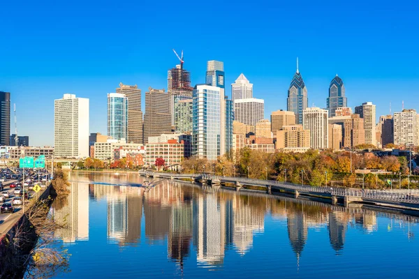 Philadelphia, Pennsylvania, Verenigde Staten rivier skyline — Stockfoto