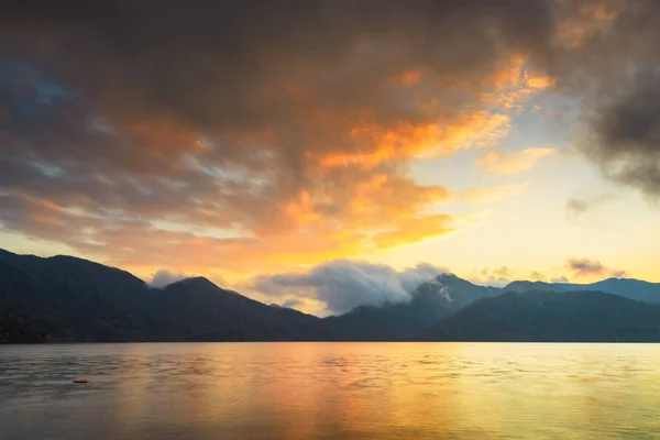 Lago Chuzenji en Nikko, Japón al atardecer . — Foto de Stock