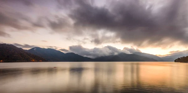 Lake chuzenji in nikko, japan bij zonsondergang. — Stockfoto
