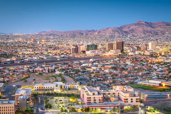 El Paso, Texas, USA Downtown City skyline vid Twilight. — Stockfoto
