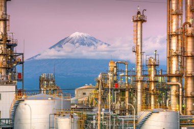 Mt. Fuji, Japonya fabrikalar arkasından görüntülendi