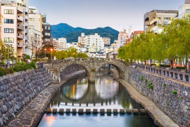 Nagasaki, Alacakaranlıkta Megane Spectacles Köprüsü ile Japonya şehir manzarası.