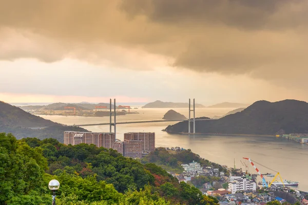 Le pont Megami enjambe la baie de Nagasaki, Japon — Photo