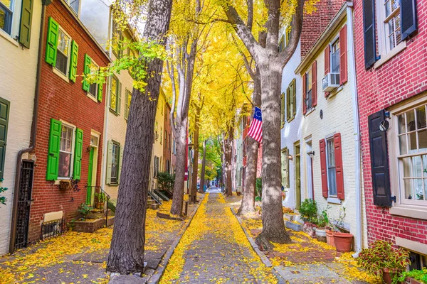 フィラデルフィア、ペンシルバニア、アメリカの秋の近所の通り — ストック写真