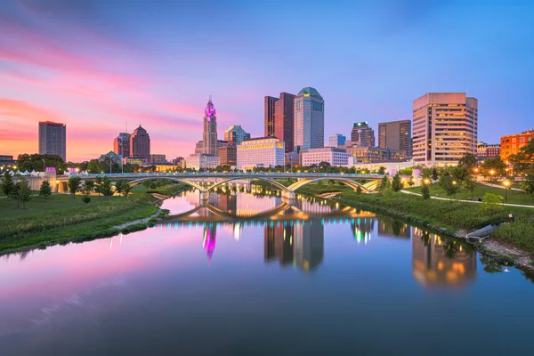 Columbus, Ohio, Estados Unidos skyline en el río — Foto de Stock