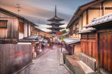 Kyoto, Alacakaranlıkta Higashiyama ilçesinde Japonya eski şehir sokakları.