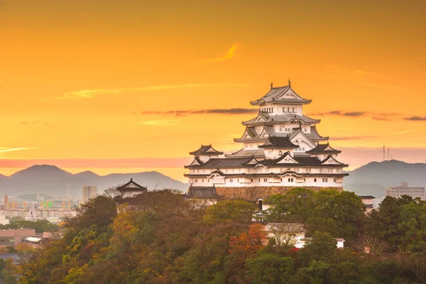 Castello Himeji nella stagione autunnale . — Foto Stock