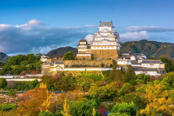 Kasteel Himeji in het herfst seizoen. — Stockfoto