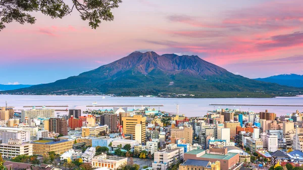 Kagoshima, Japán skyline Sakurajima vulkán — Stock Fotó