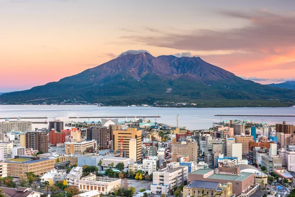 Kagoshima, Giappone skyline con il vulcano Sakurajima — Foto Stock