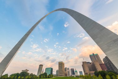 St. Louis, Missouri, ABD şehir silueti ve parkı
