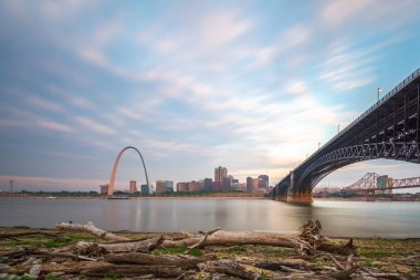 St. Louis, Missouri, Amerika Birleşik Devletleri Mississippi R üzerinde şehir manzarası