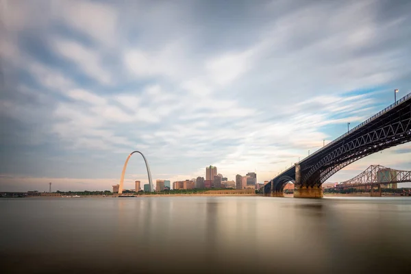 St. Louis, Missouri, EUA cidade no centro da cidade no Mississippi R — Fotografia de Stock