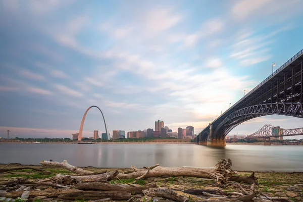 St. Louis, Missouri, Stati Uniti d'America paesaggio urbano del centro sul Mississippi R — Foto Stock