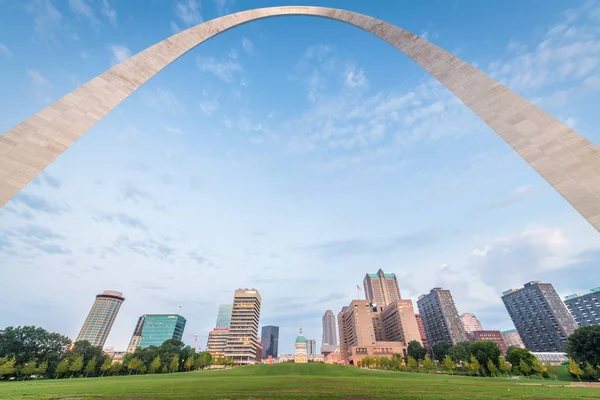St. Louis, Missouri, Stati Uniti d'America skyline città e parco — Foto Stock