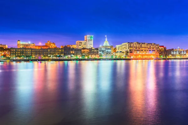 Savannah, Georgia, Estados Unidos skyline en el río Savannah — Foto de Stock