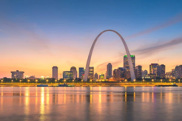 St. Louis, Missouri, USA Downtown Cityscape op de rivier — Stockfoto