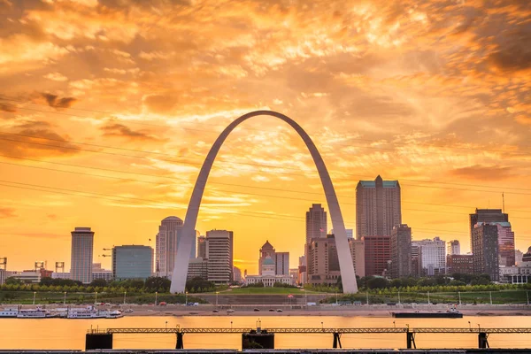 St. Louis, Missouri, USA Downtown stadsbilden på floden — Stockfoto